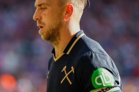 爱游戏中国-转折点！上海海港防线松动，英超集结日攻防权衡，球迷炸锅，训练强度明显提升的简单介绍